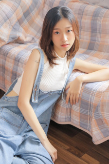 二次元女生开襟开叉裙穿搭壁纸